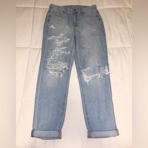 American Eagle: Ripped Straight Mom Jeans👖Size: 4 Regular Color: Blue Daylight